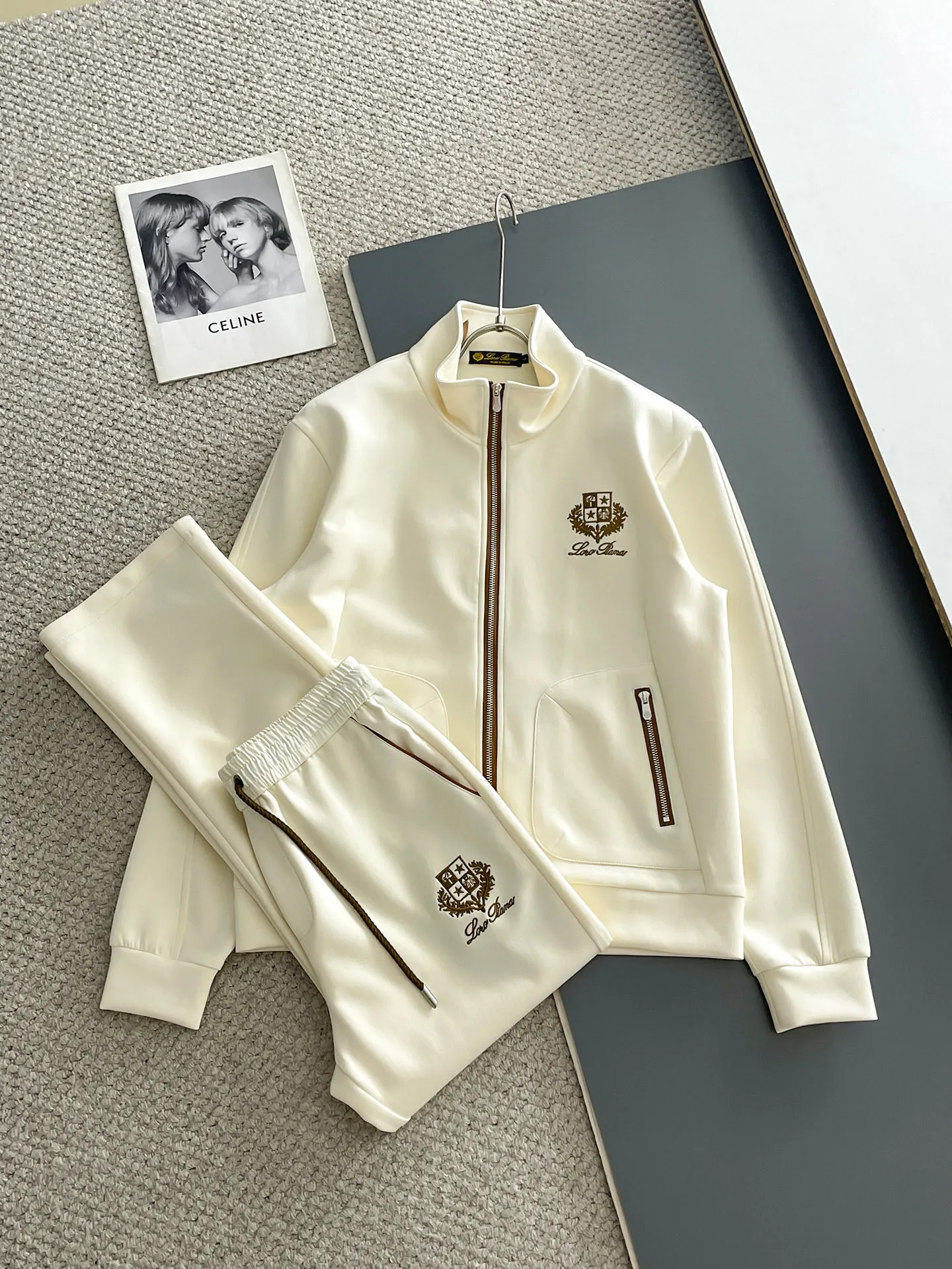 LP New Arrival counter Same Style casual suit, Breathable, comfortable and casual! Full of high-end feel! The details are exquisite and high-end, and the workmanship is impeccable! The original Premium fabric is very high-end! The fabric is crisp and anti-wrinkle Wear-Resistant, warm, neat and stylish. Everyone must buy a set this autumn and winter. They must look cool and cool when wearing them. We especially recommend Sizes M-3XL